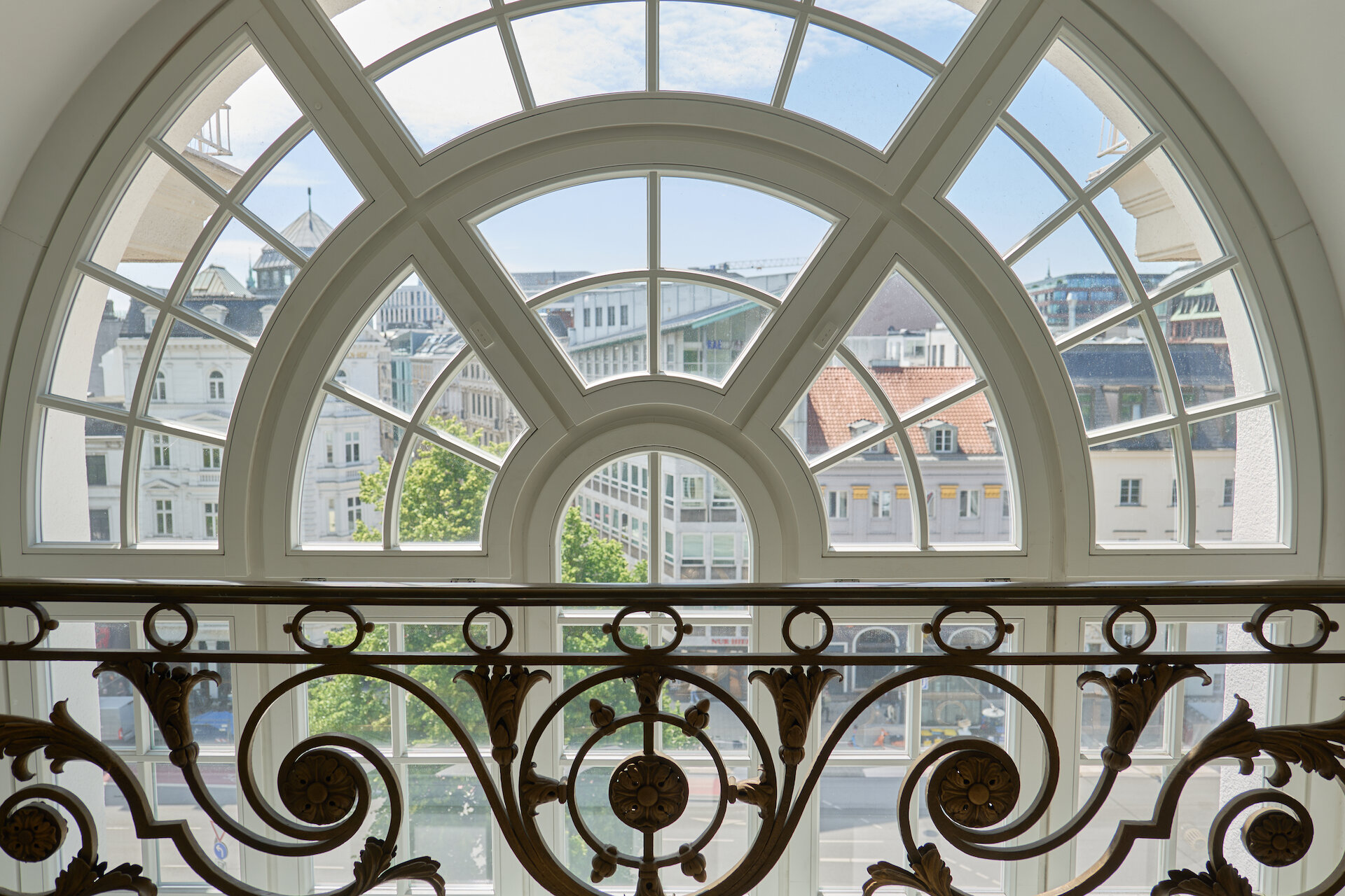 Großes Fenster mit Hamburg-Blick